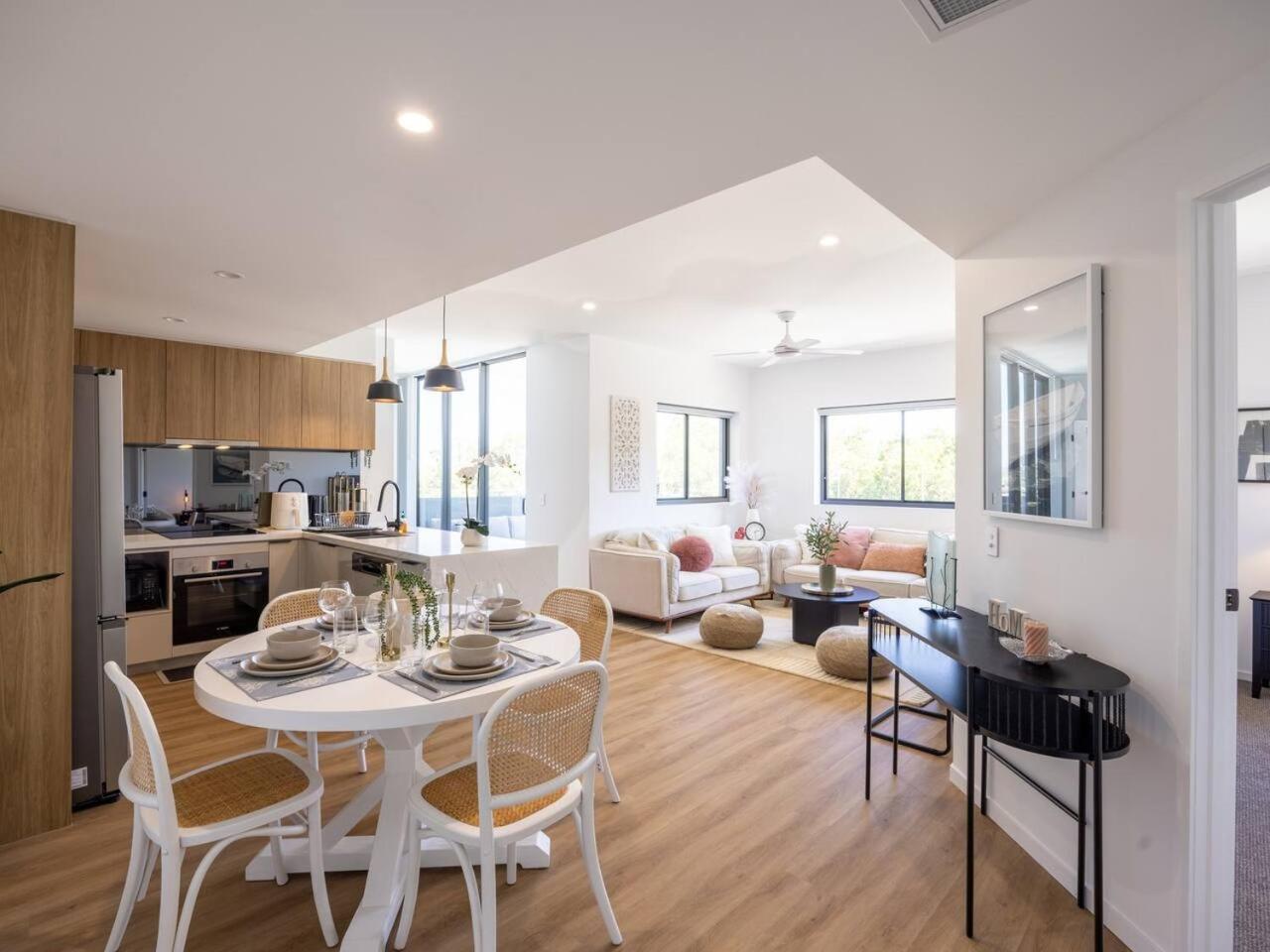 2 Beds Walk To Shops And Trails 12 Mins To Cbd Holiday home *