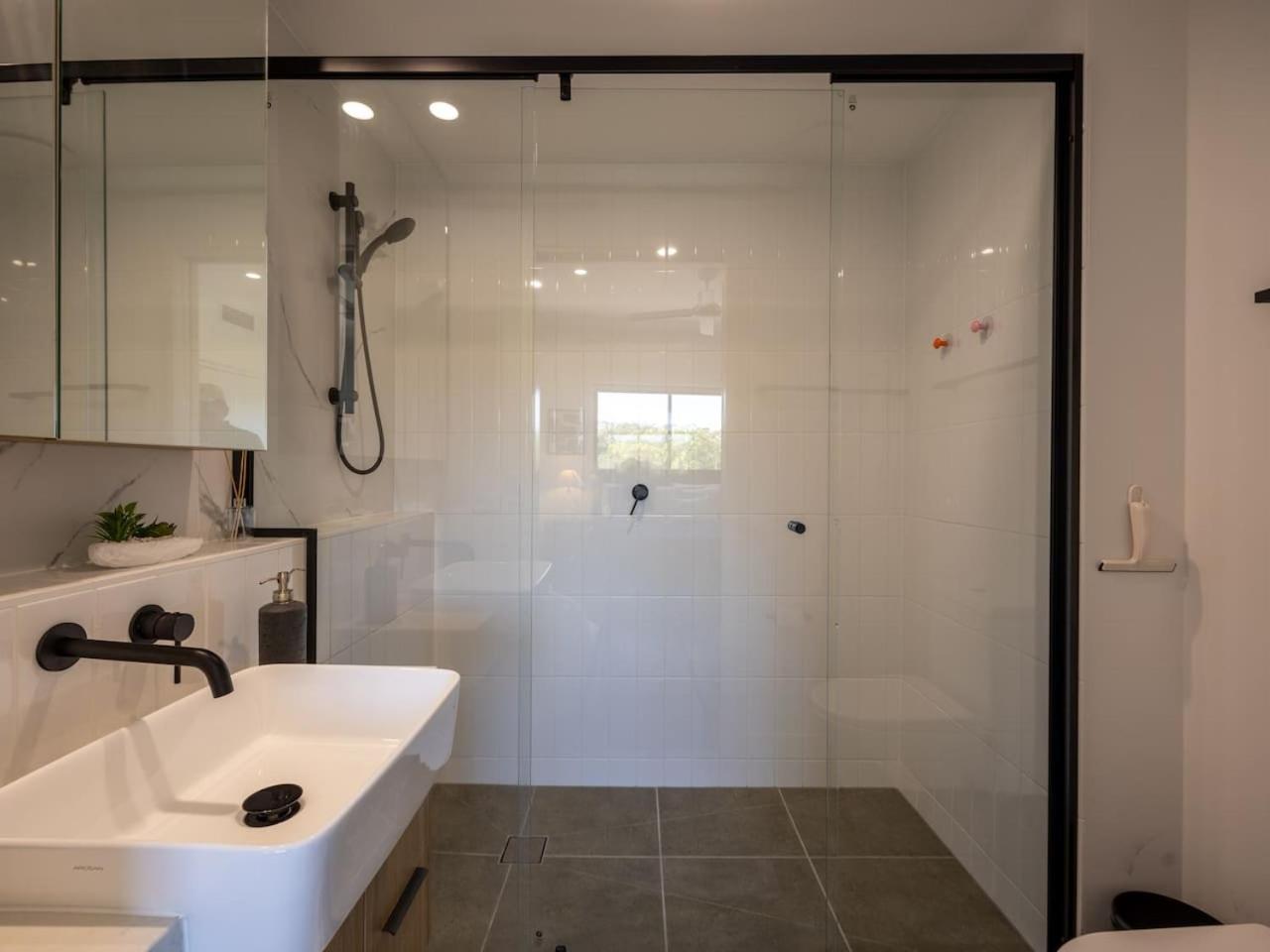 2 Beds Walk To Shops And Trails 12 Mins To Cbd Holiday home Brisbane