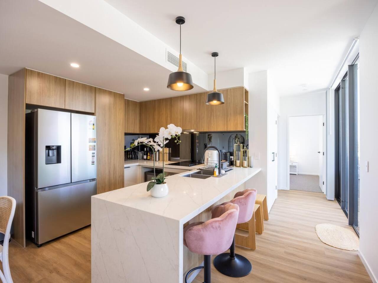 2 Beds Walk To Shops And Trails 12 Mins To Cbd Holiday home *