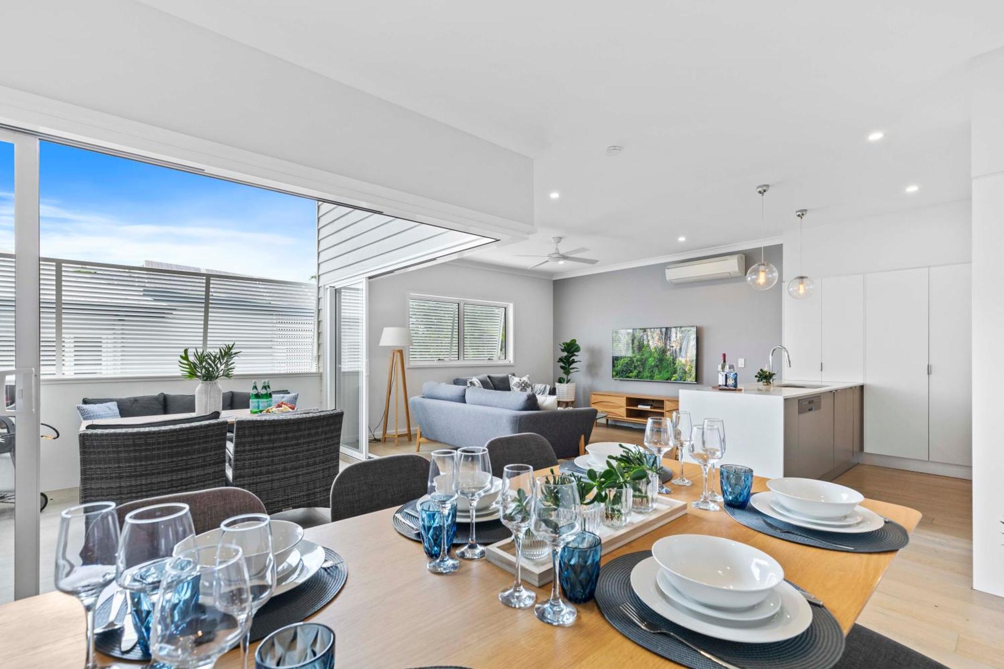 Stylish 3br Townhouse Camphill - Wifi, Parking Apartment Brisbane