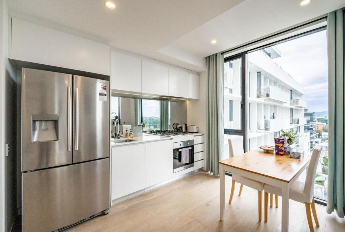 Modern 1 Bedroom With Views Pool And Gym Brisbane