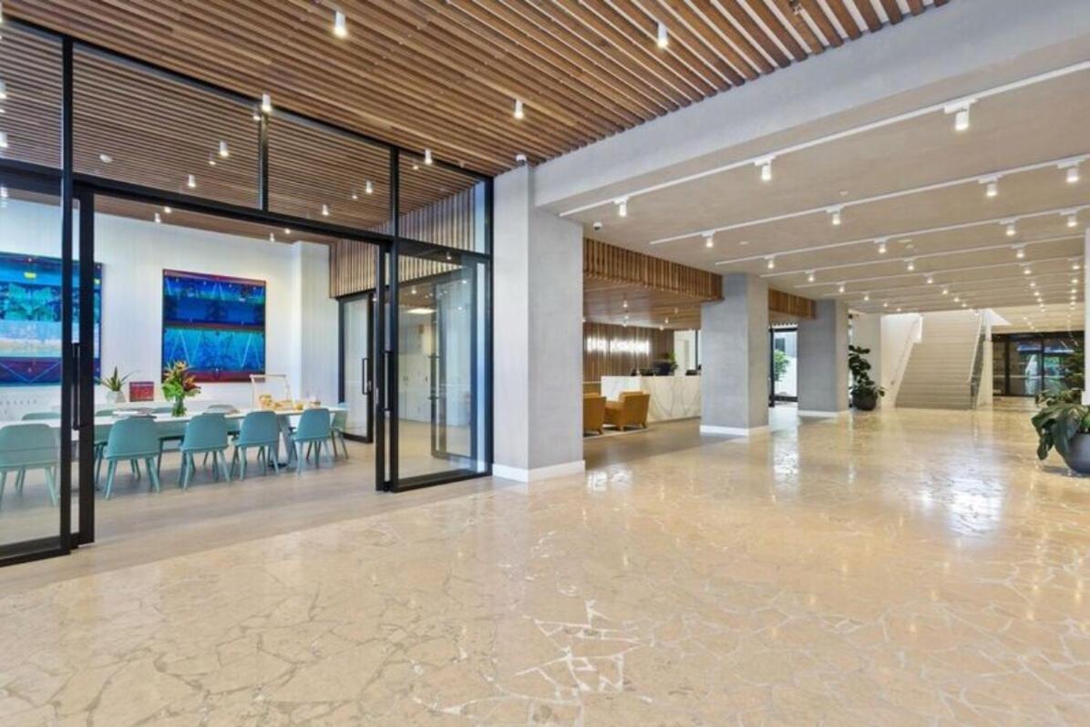 Modern 1 Bedroom With Views Pool And Gym Apartment *