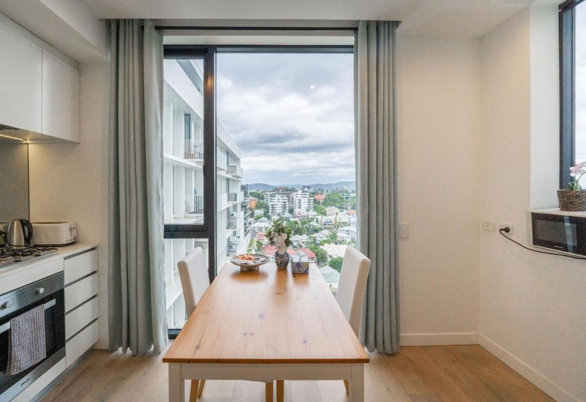 Apartment Modern 1 Bedroom With Views Pool And Gym *