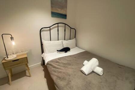 Escape To Elegance Stylish 2br In Skytower