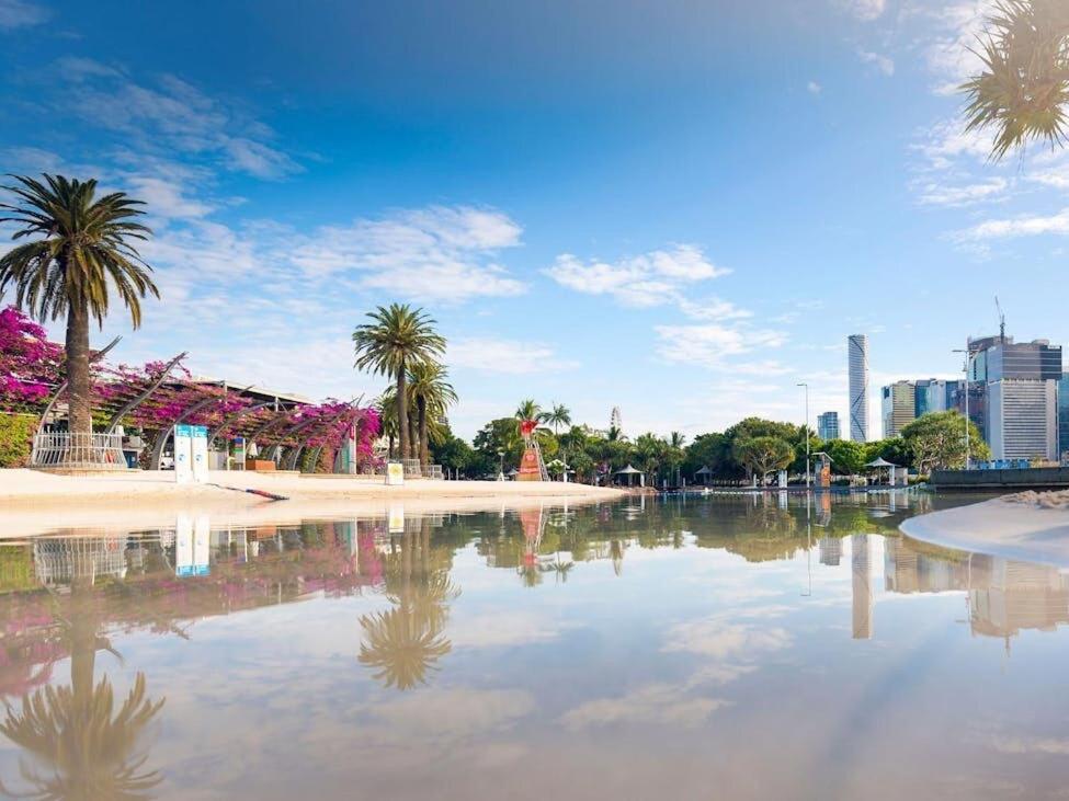 Breathtaking River View Brisbane's Iconic Skytower Apartment