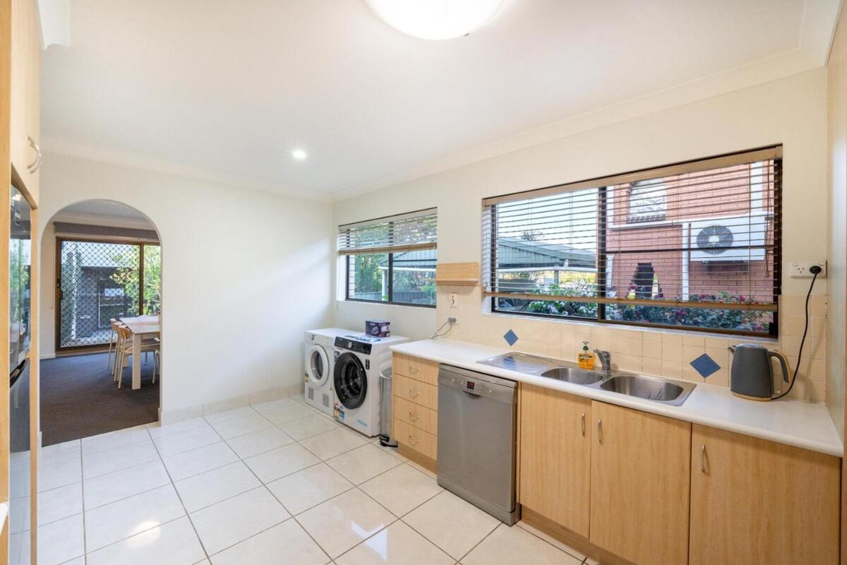 Space Abundant 4bed 2bath Sunnybank Retreat *