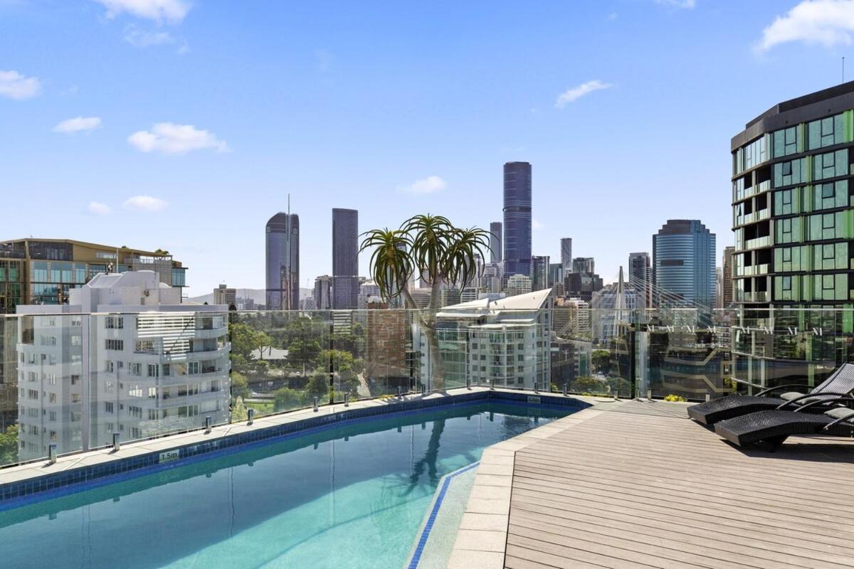 Apartment Lux Style Spacious 1 Bed Apt, Pool , Parking *