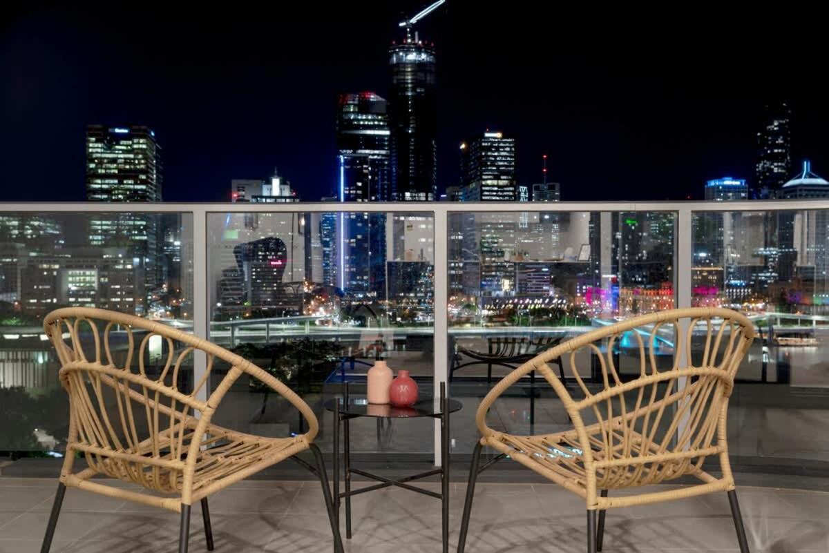 High Lvl Private And Quiet River View 2bd Apartment *