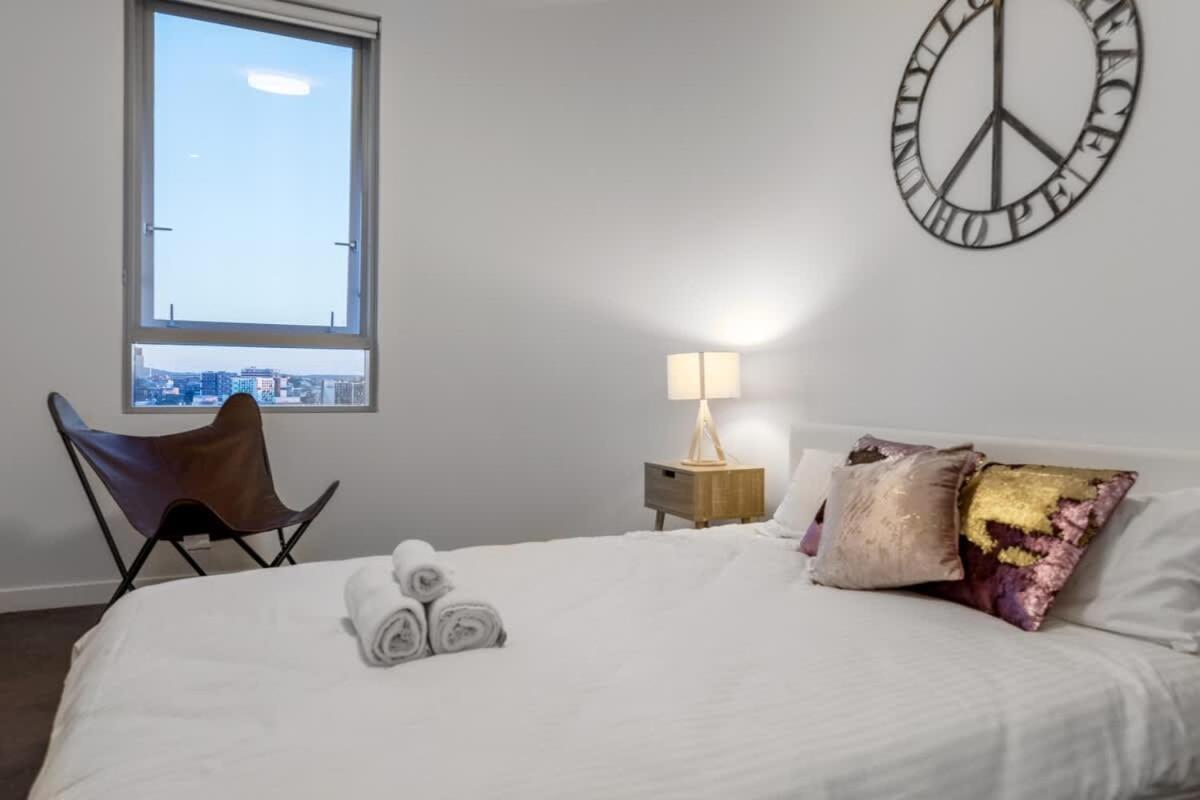 High Lvl Private And Quiet River View 2bd *