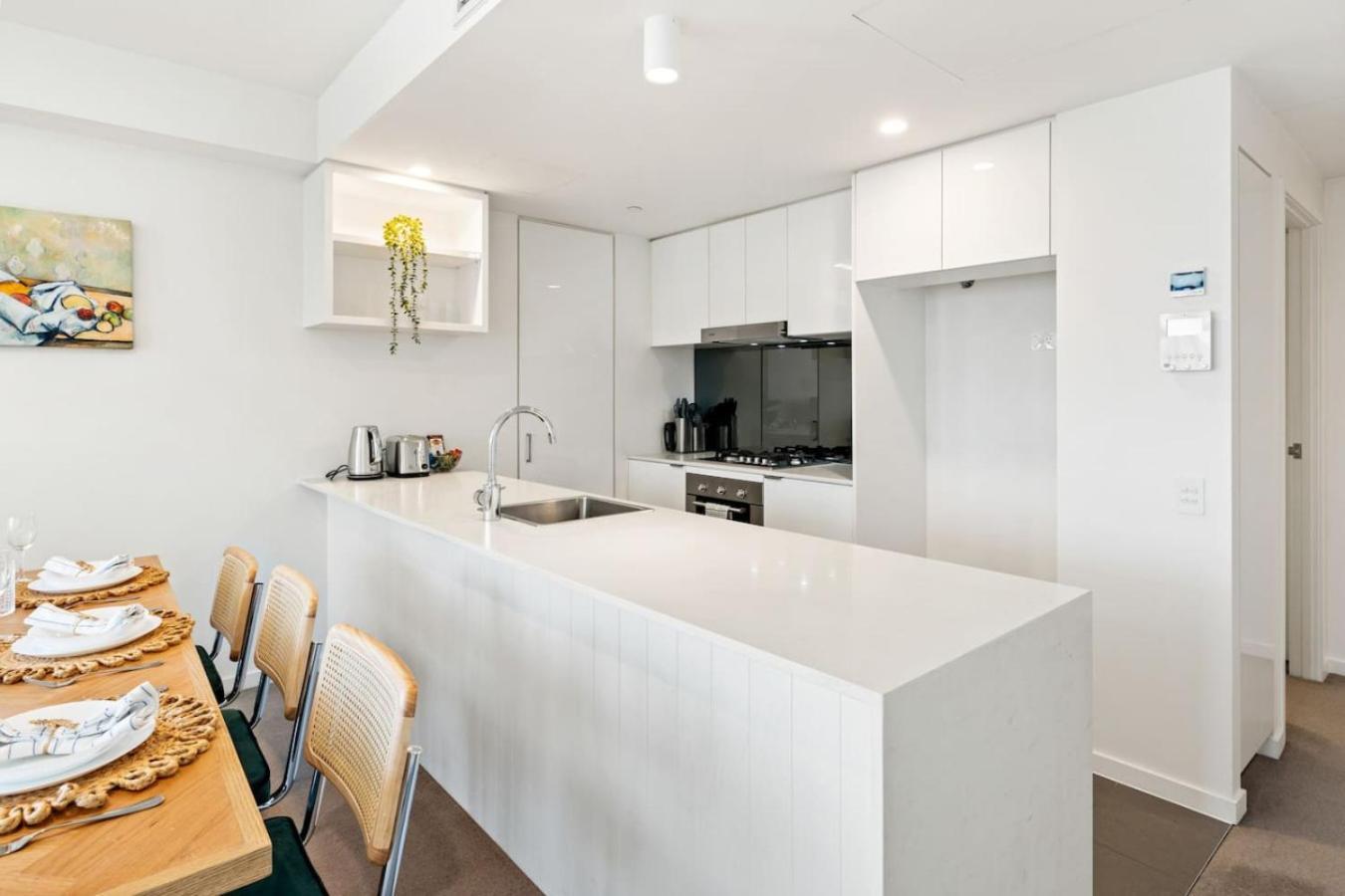 Unbeatable River And Cbd Views Pool 2car And Prime Spot *