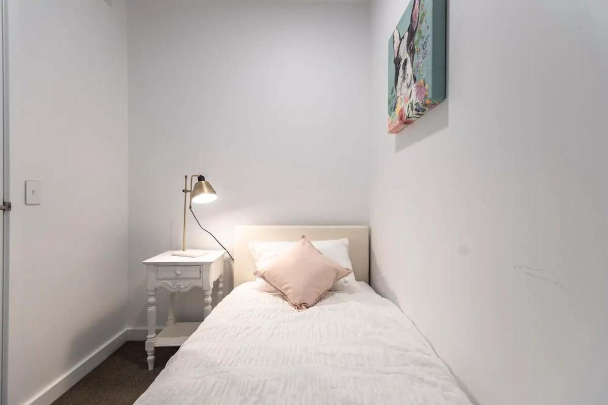 2br, 1ba With Balcony,pool,gym,sauna & Parking M24