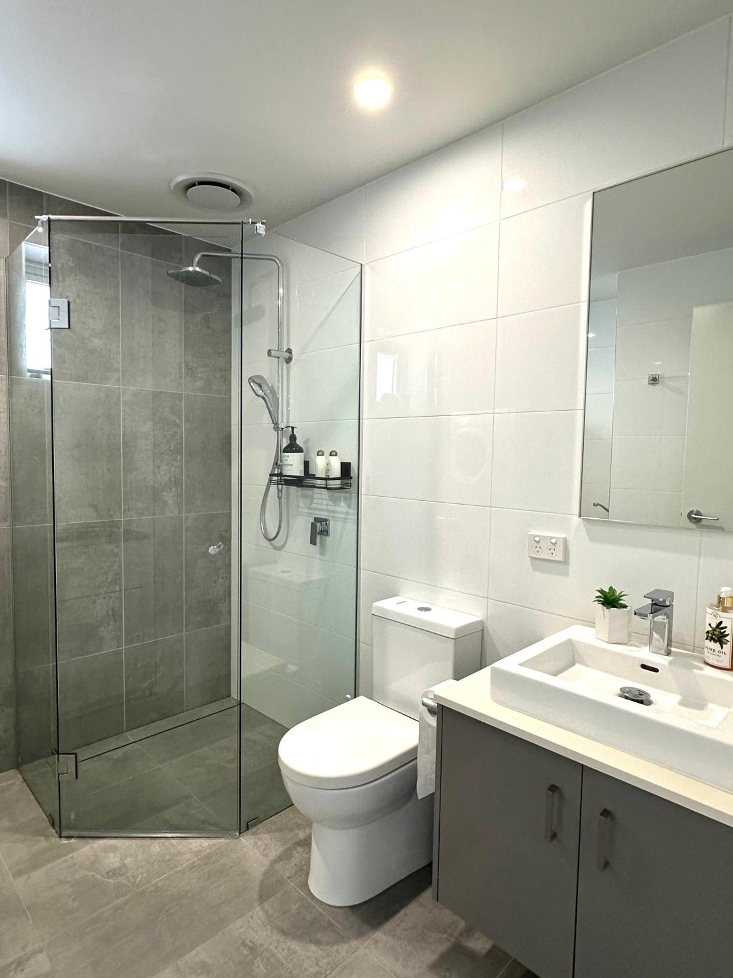 2 Bedroom Aparment With Views And Parking In Garden Apartment