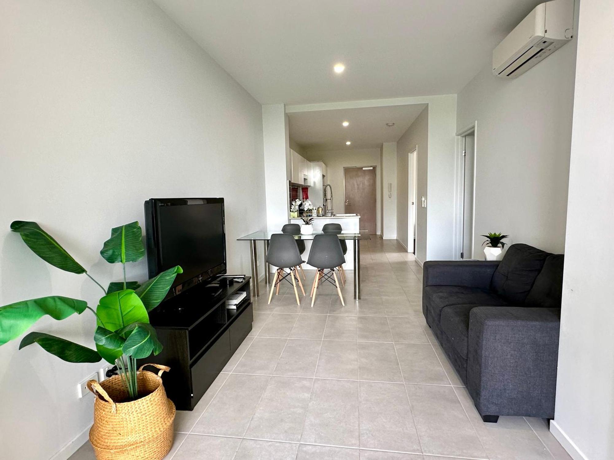 2 Bedroom Aparment With Views And Parking In Garden Apartment *