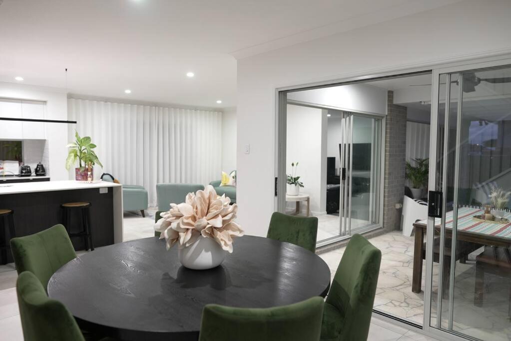 Modern Family House Close To The Airport &