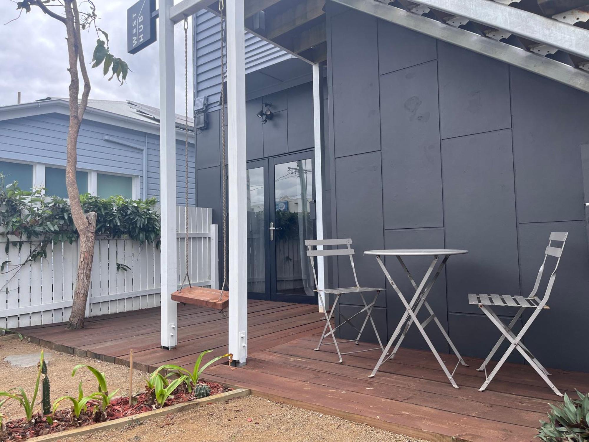 West Hub. Private Infrared Sauna Near & Much More! New Purpose Built Loft Style! Holiday home Brisbane