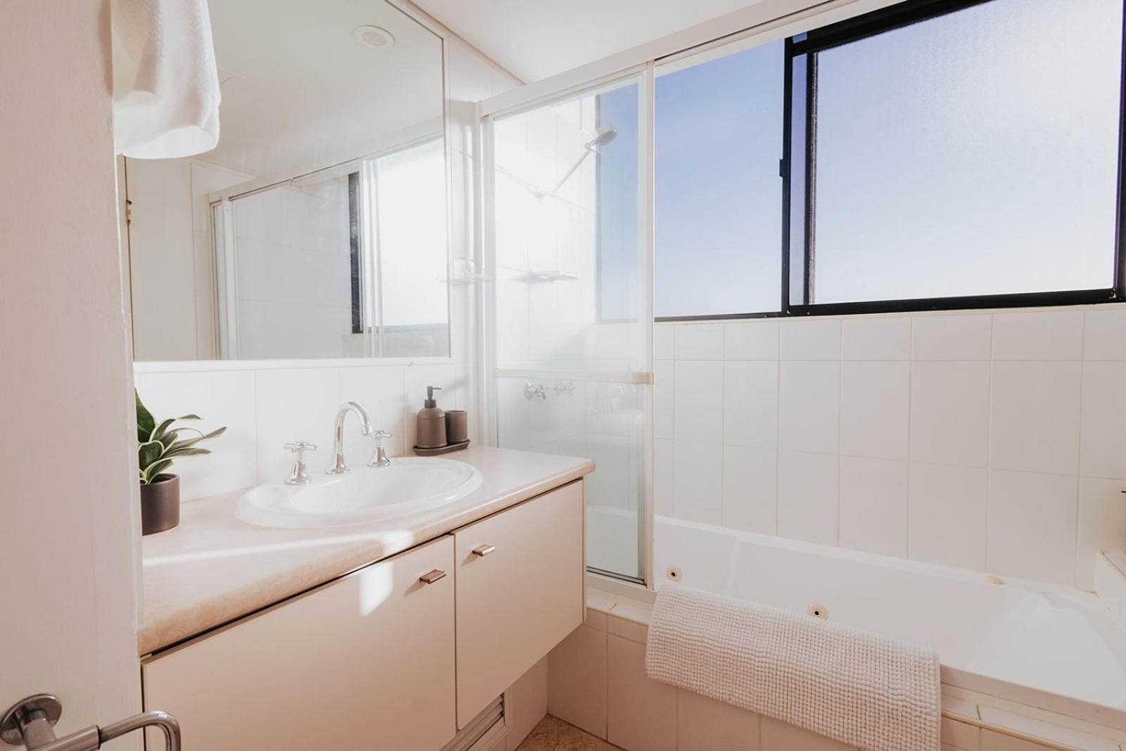 Riverview One-bedroom Cbd Apartment