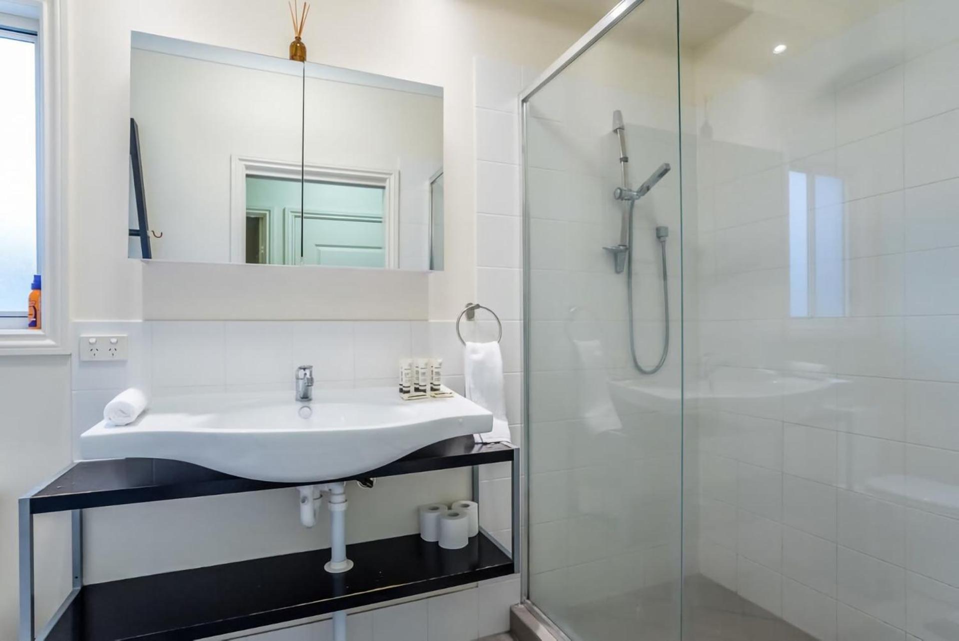 Modern Floor 2br With Private Deck Apartment Brisbane