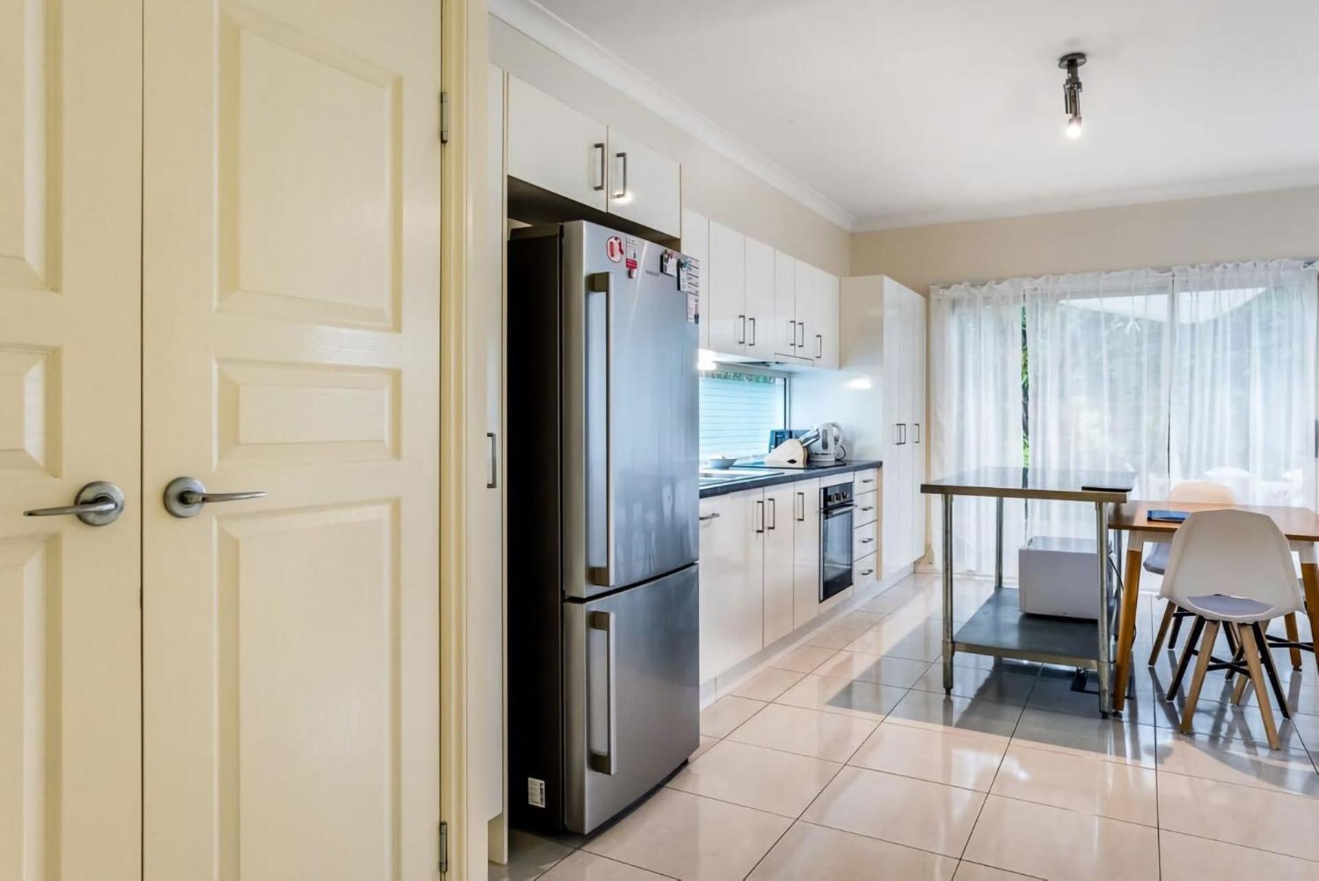 Apartment Modern Floor 2br With Private Deck *