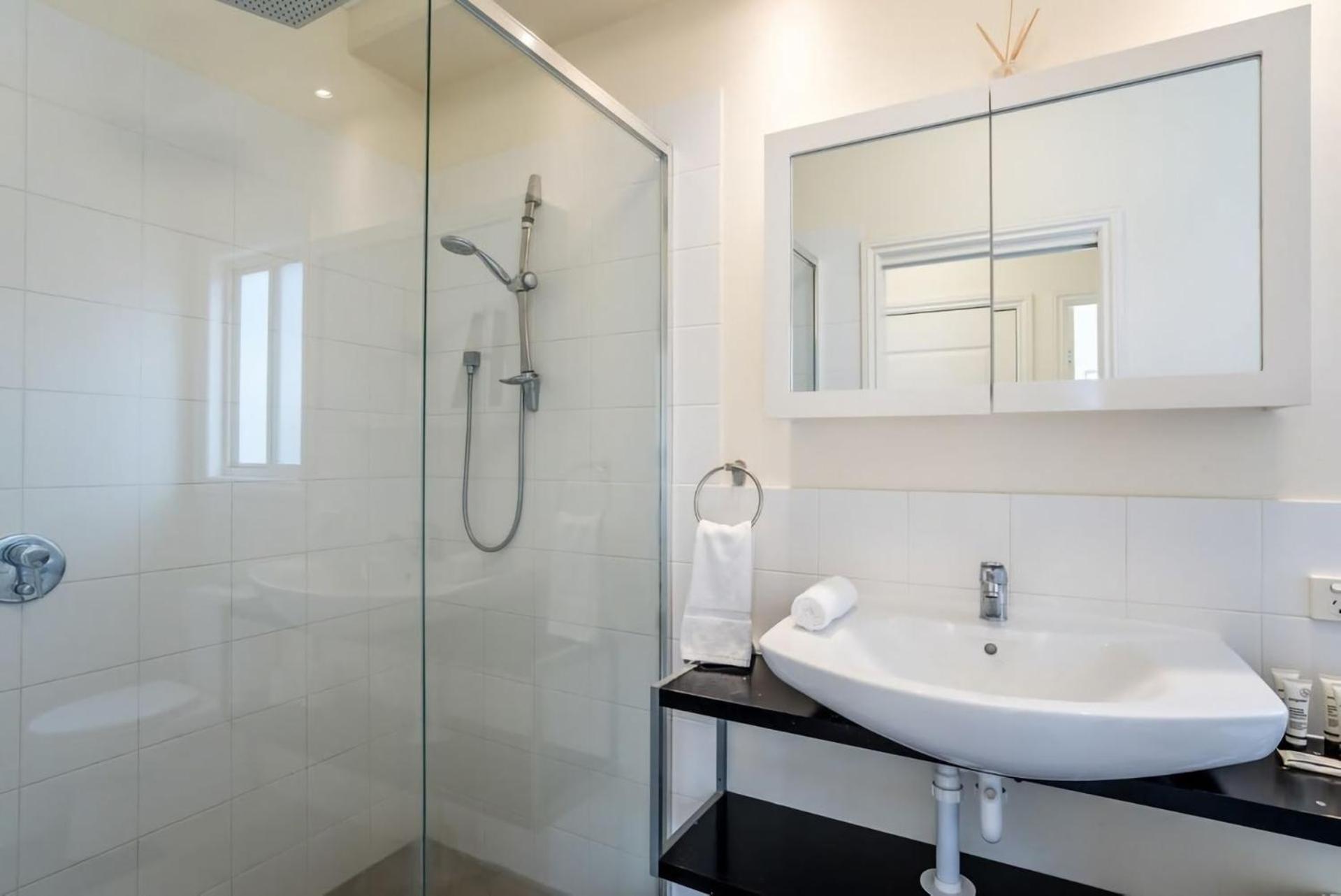 Modern Floor 2br With Private Deck Brisbane