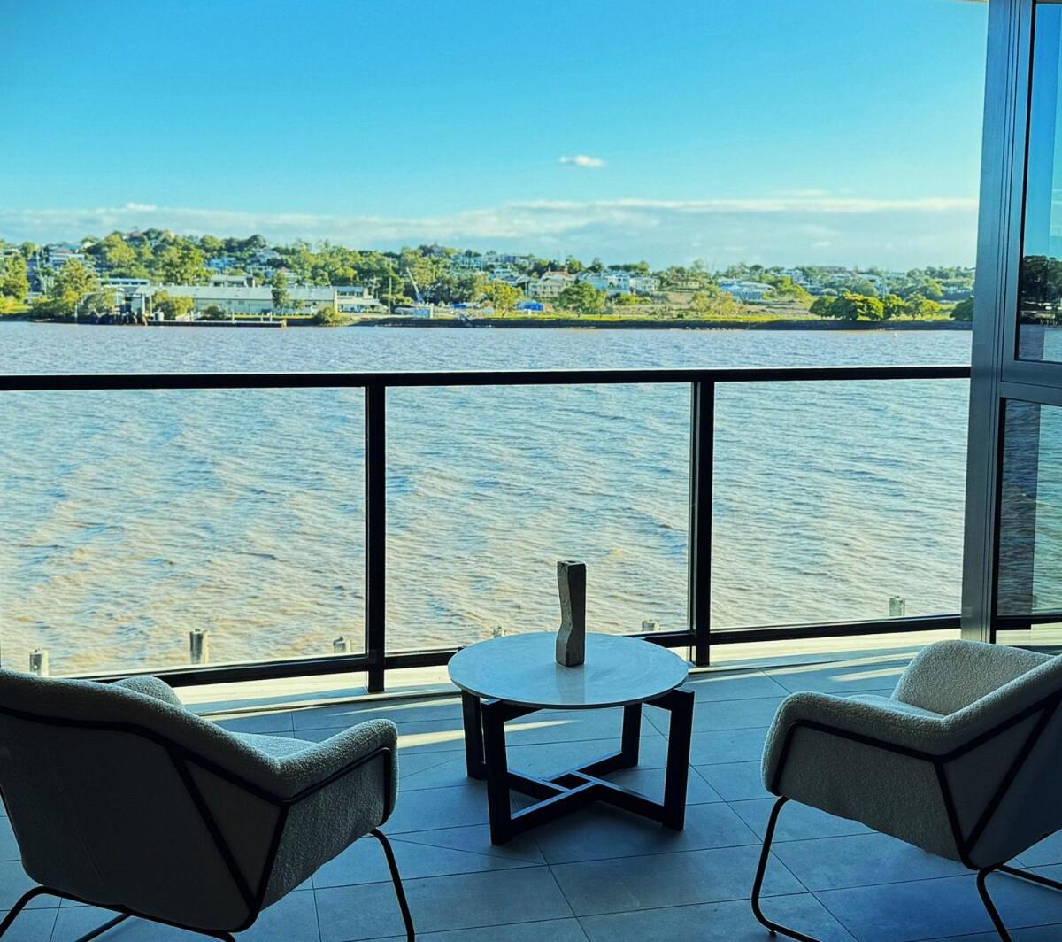 Riverfront Luxe 2bed Pool Parking *