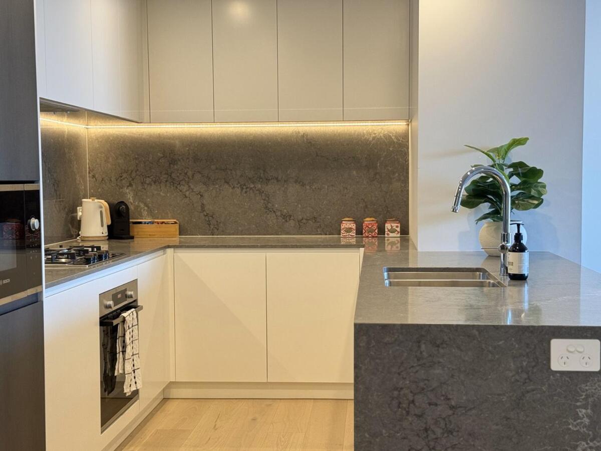 Riverfront Luxe 2bed Pool Parking Apartment