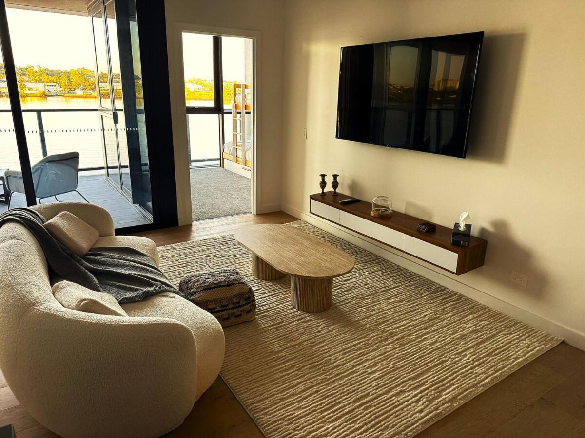 Apartment Riverfront Luxe 2bed Pool Parking *