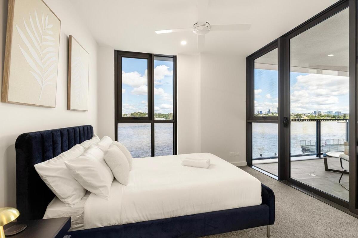 Riverfront Luxe 2bed Pool Parking * Brisbane