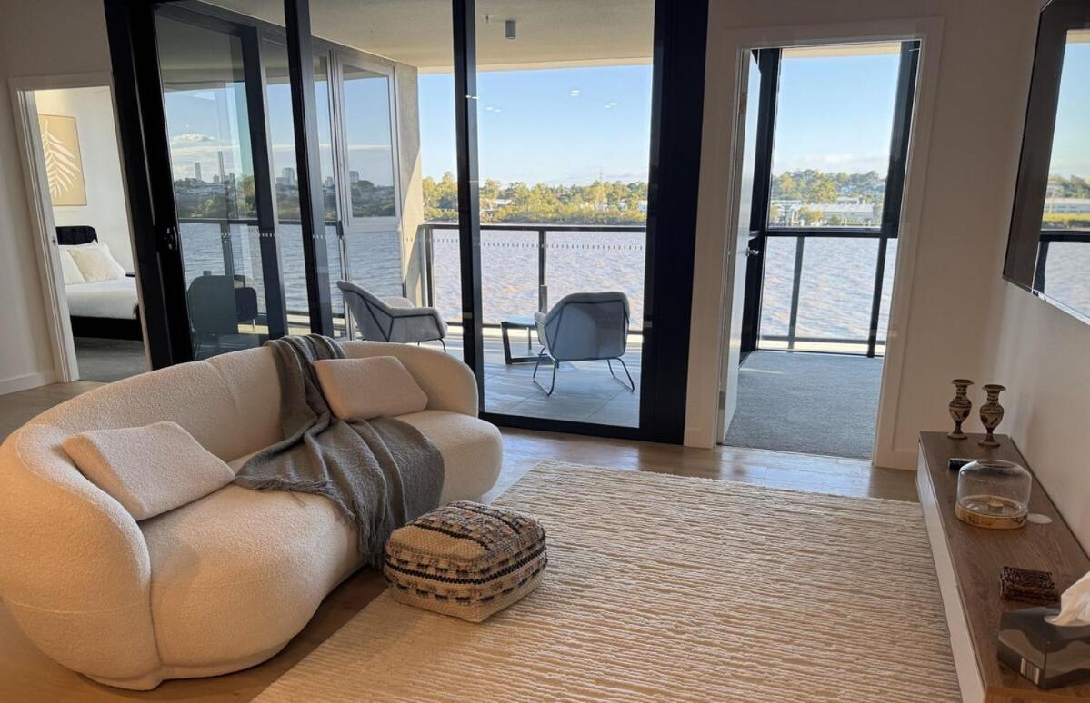 Riverfront Luxe 2bed Pool Parking Apartment *