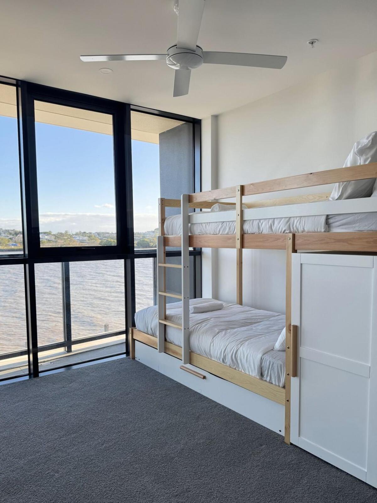 Riverfront Luxe 2bed Pool Parking Brisbane