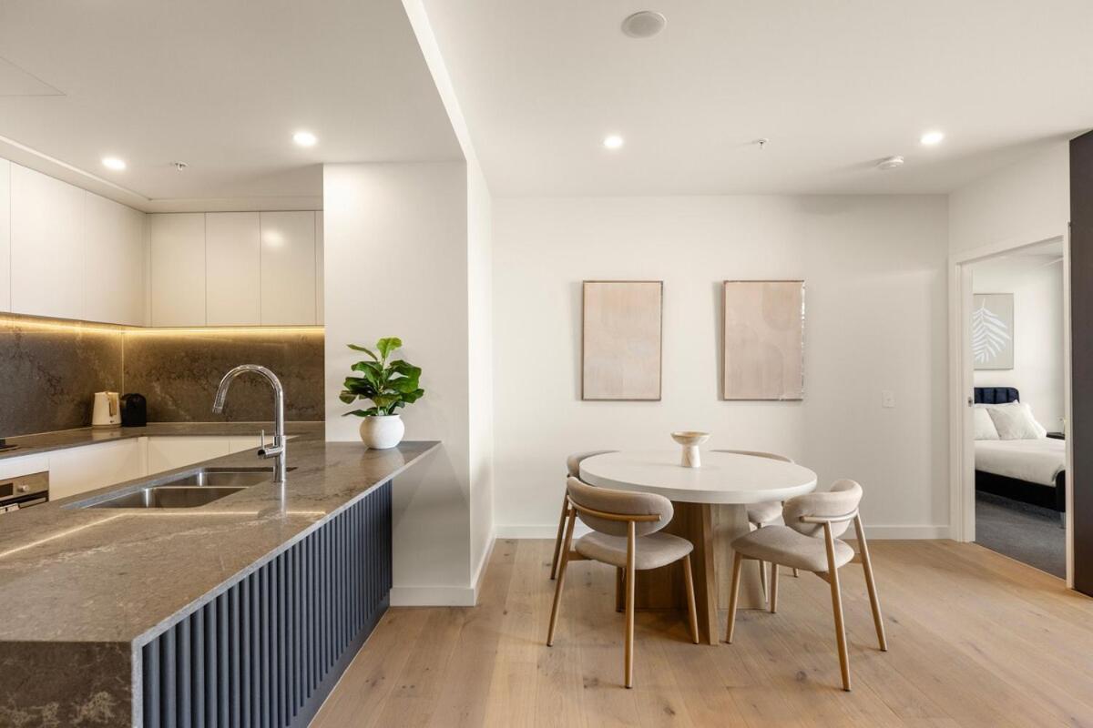 Riverfront Luxe 2bed Pool Parking