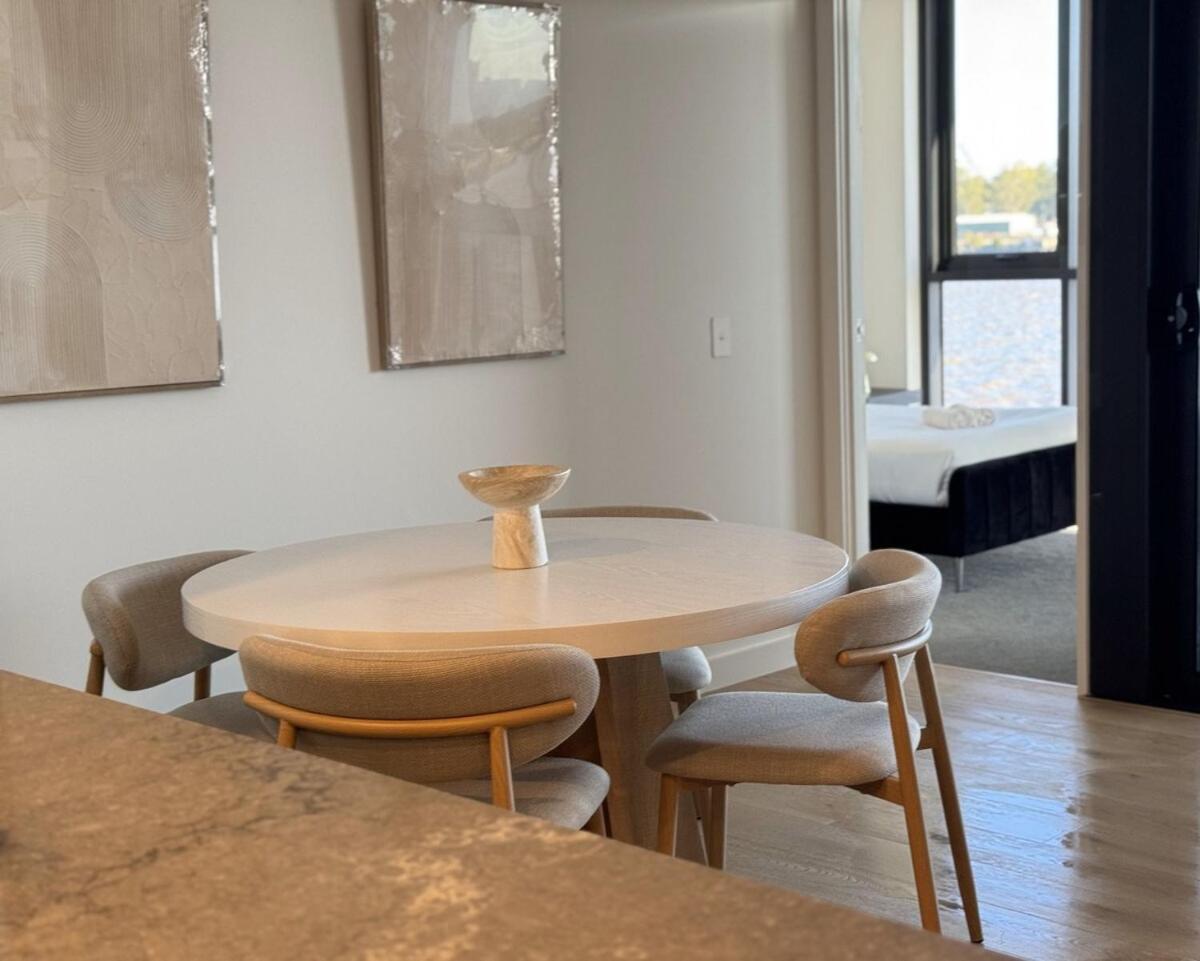 Riverfront Luxe 2bed Pool Parking Apartment *