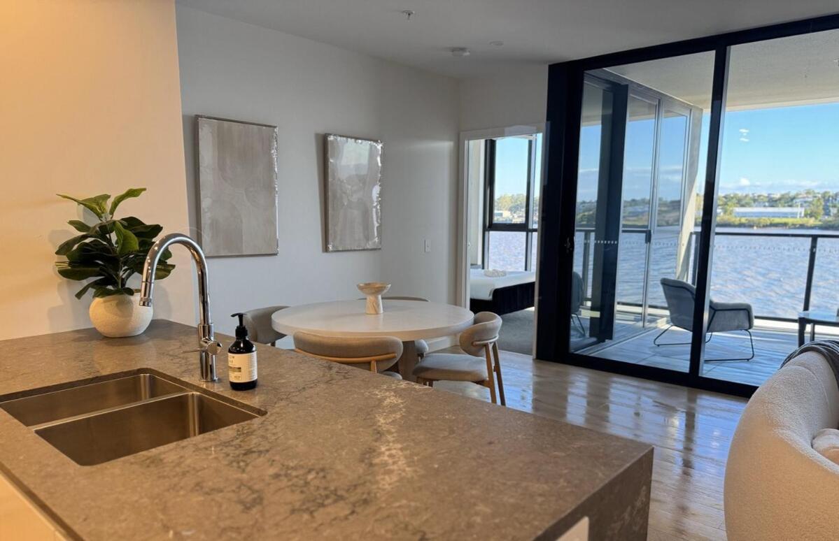 Riverfront Luxe 2bed Pool Parking