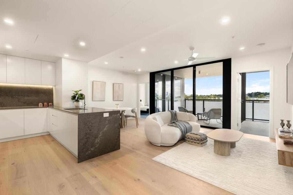 Riverfront Luxe 2bed Pool Parking Apartment *