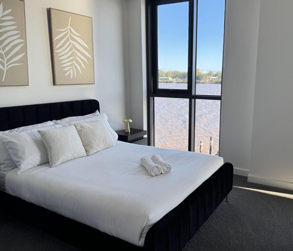 Riverfront Luxe 2bed Pool Parking Brisbane