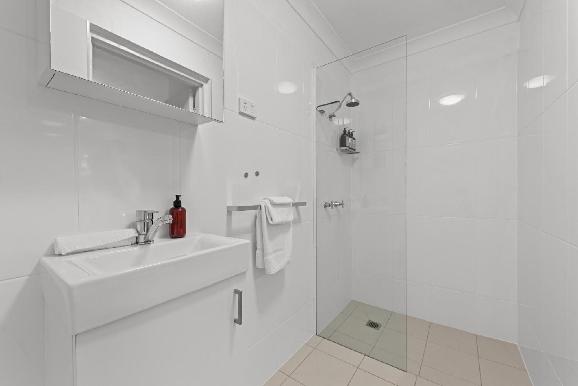 Apartment Cozy Near Gabba W Ac, Free Laundry & Q Bed Brisbane