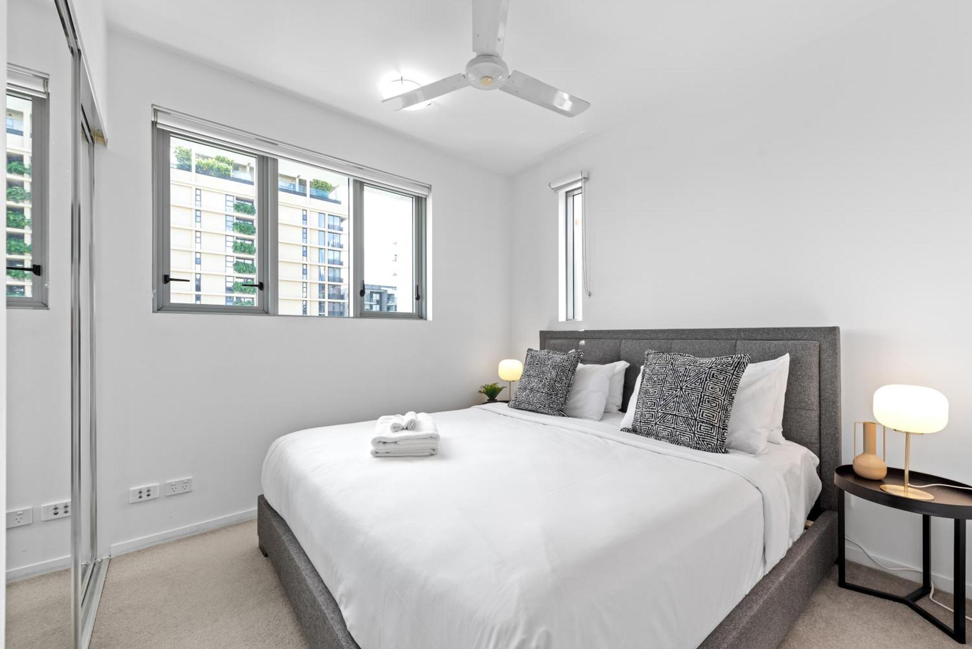 Apartment Bright And Cozy 2br With King Bed, Parking & Wi-fi