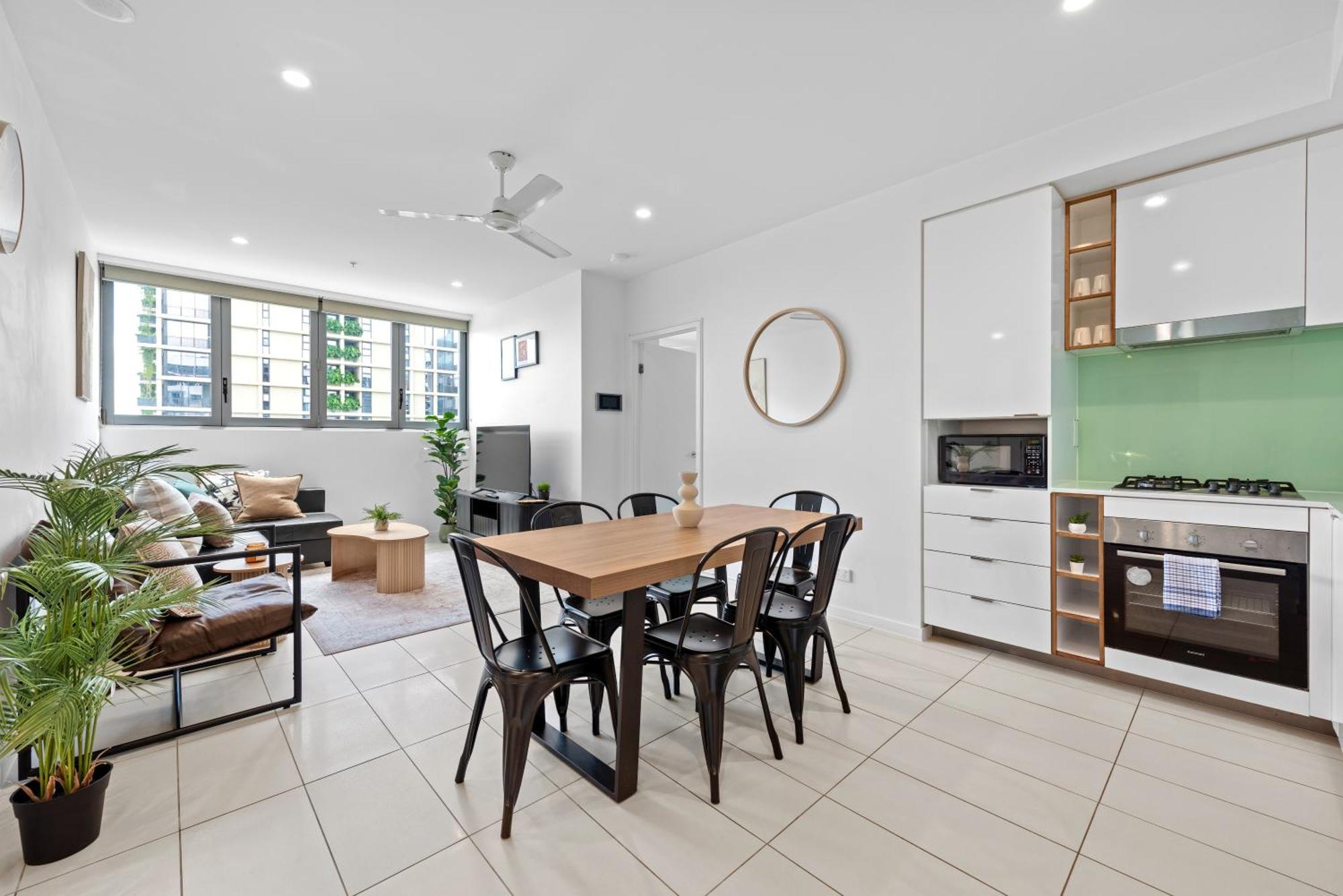 Bright And Cozy 2br With King Bed, Parking & Wi-fi *