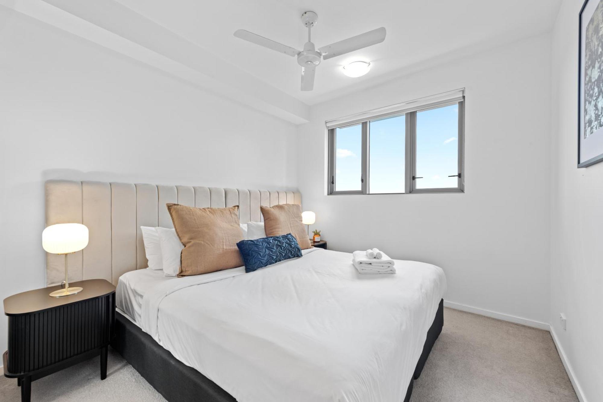 Bright And Cozy 2br With King Bed, Parking & Wi-fi