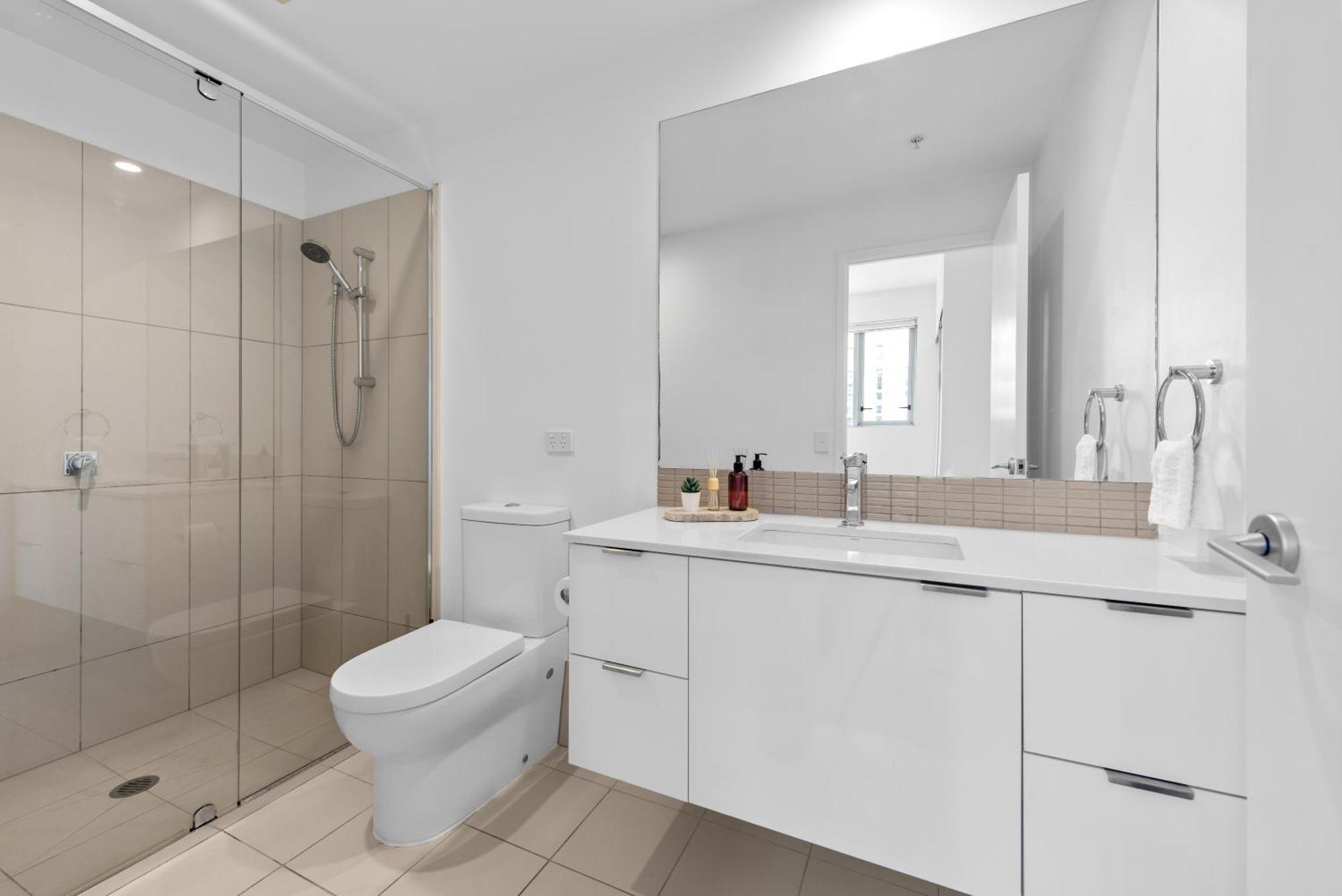 Bright And Cozy 2br With King Bed, Parking & Wi-fi Apartment *