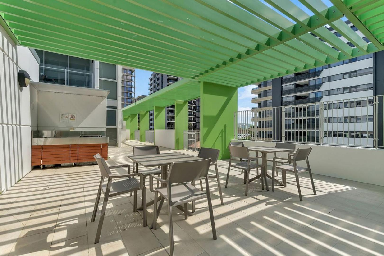 Bright And Cozy 2br With King Bed, Parking & Wi-fi Brisbane