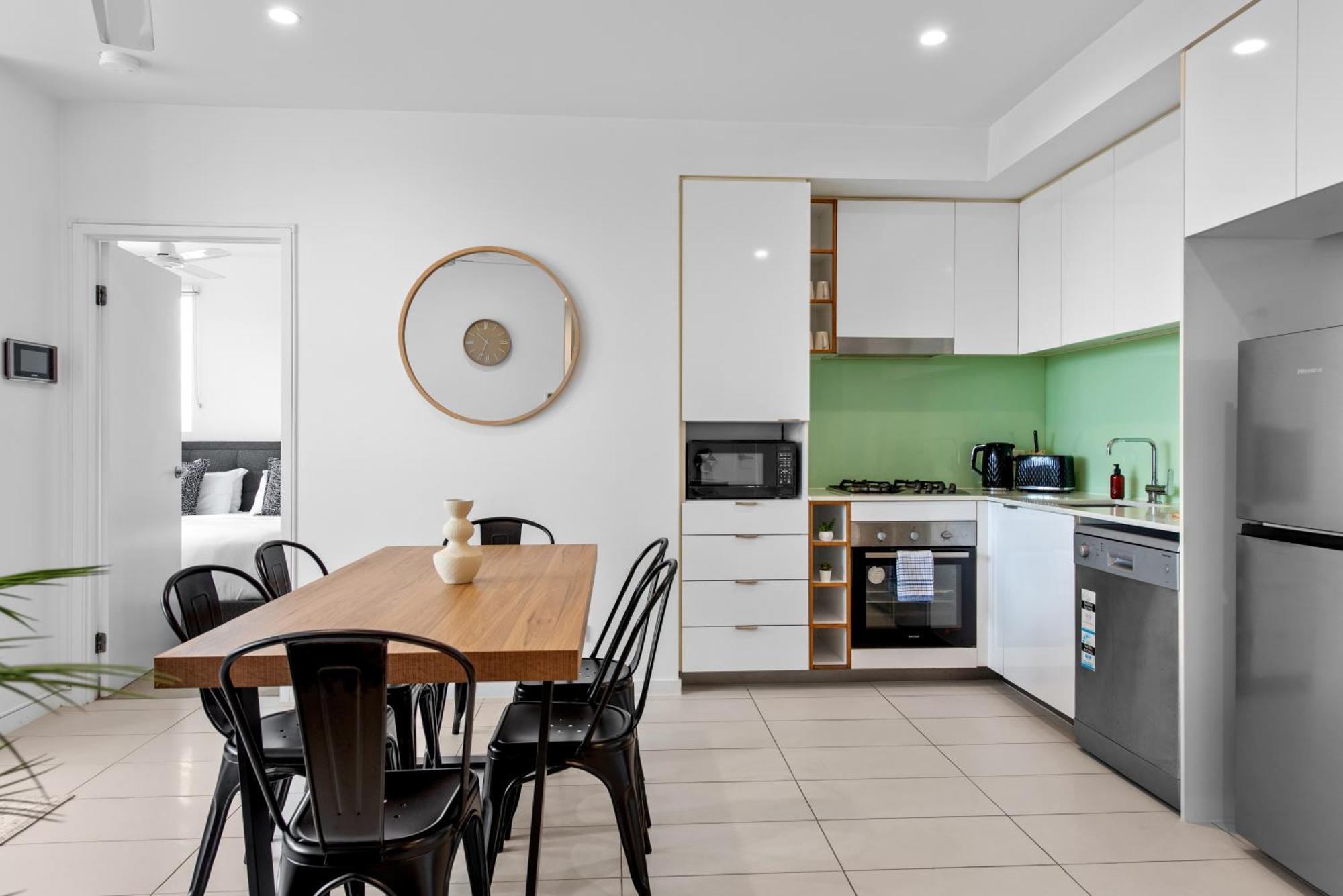 Apartment Bright And Cozy 2br With King Bed, Parking & Wi-fi