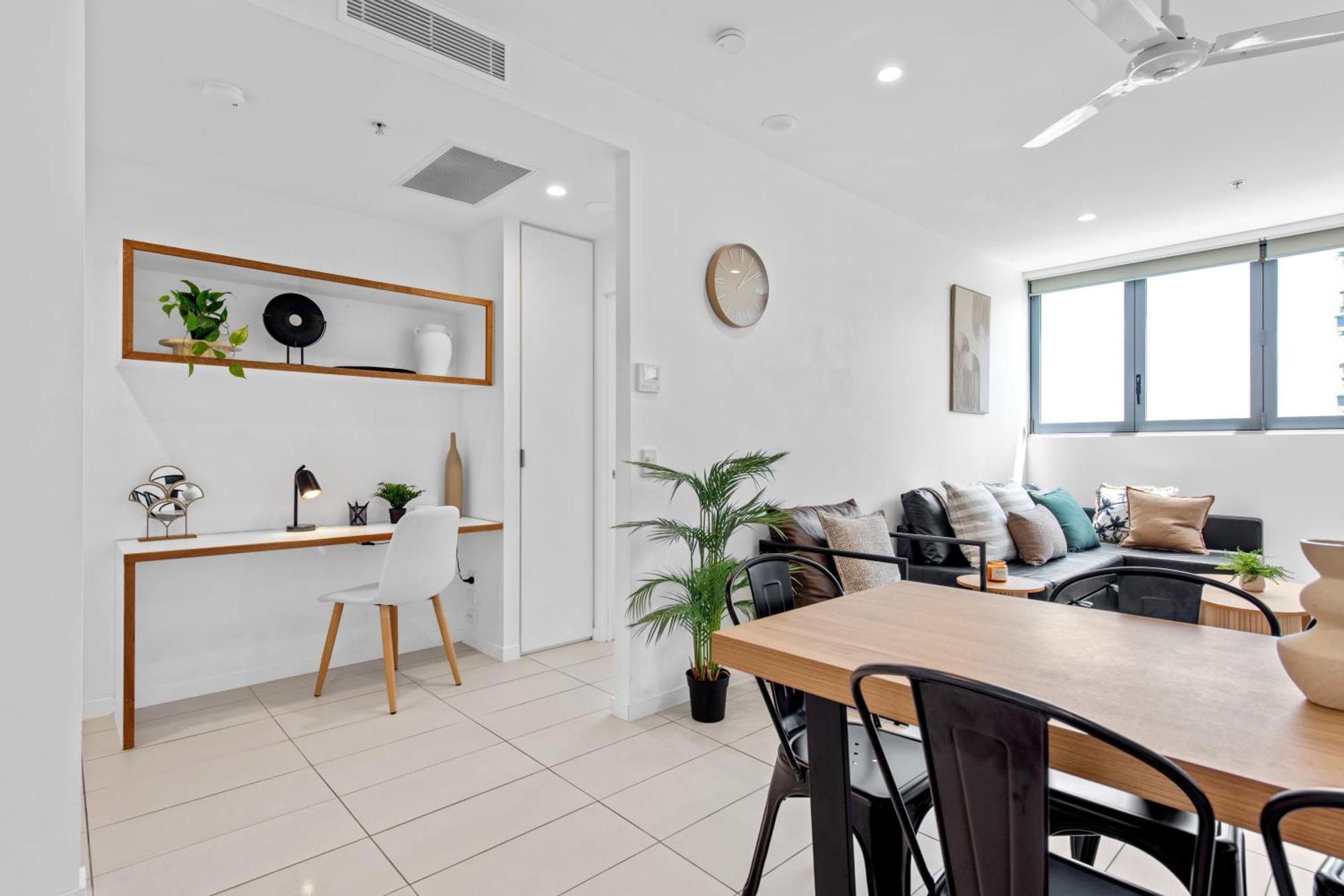 Apartment Bright And Cozy 2br With King Bed, Parking & Wi-fi *