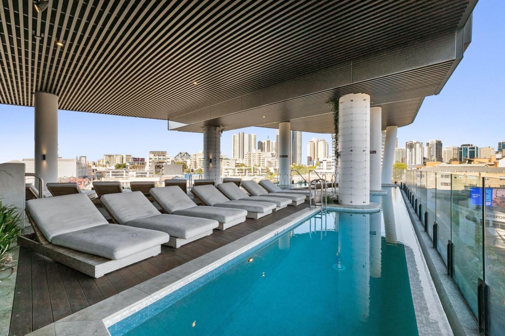 Apartment Valley Pad With Stunning Mountain Views, Pool & Gym Brisbane