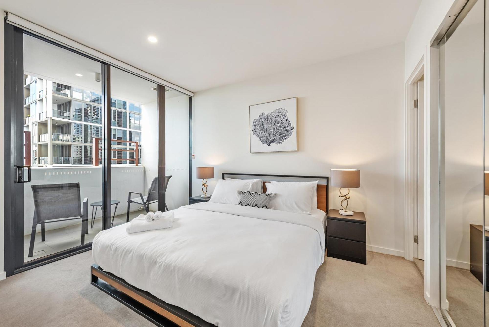 Stunning Views, King Beds, Gym, Pool, Parking *