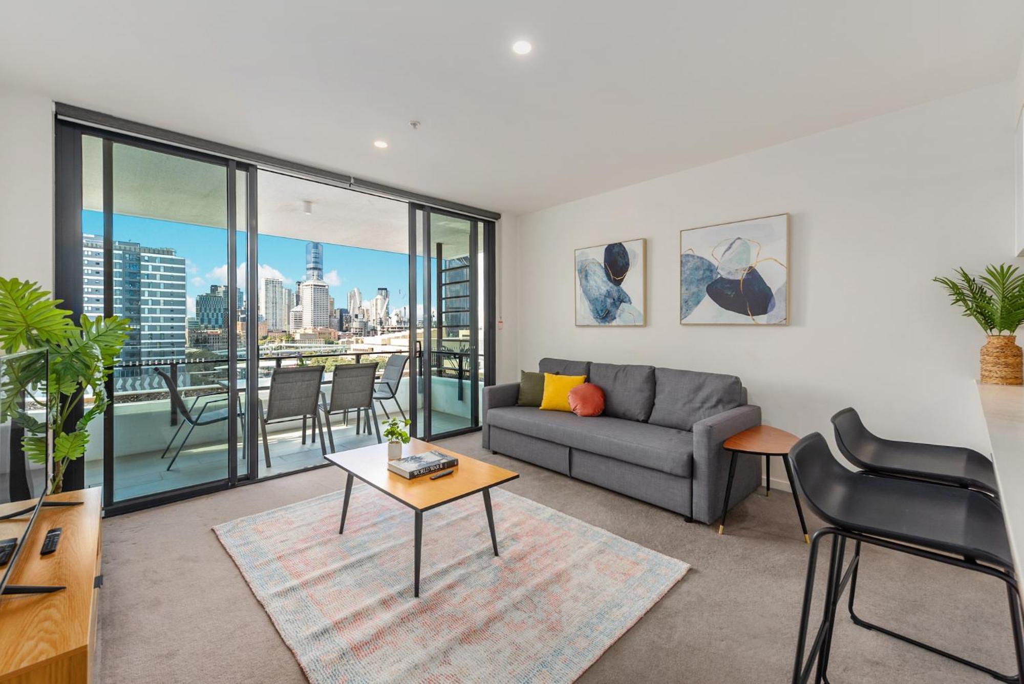 Stunning Views, King Beds, Gym, Pool, Parking
