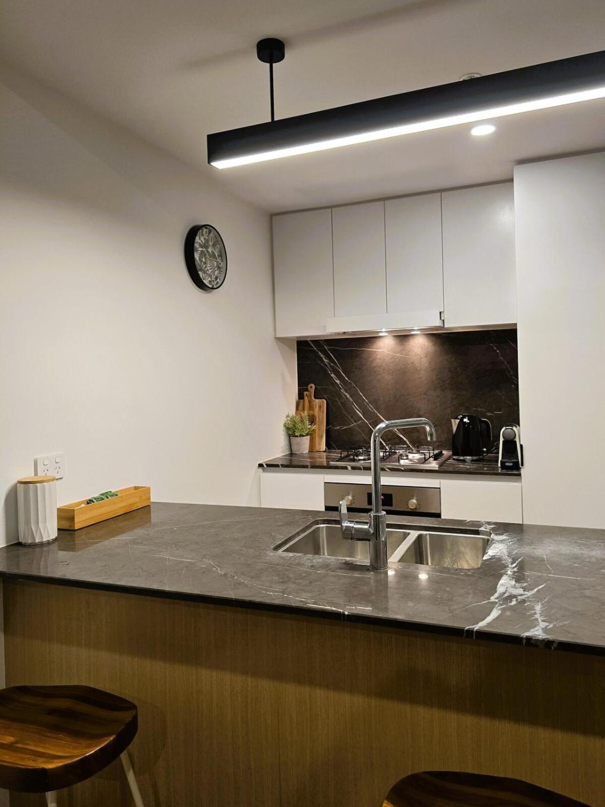 Sky-high 2br In Cbd Spectacular Views Level 23 Apartment *