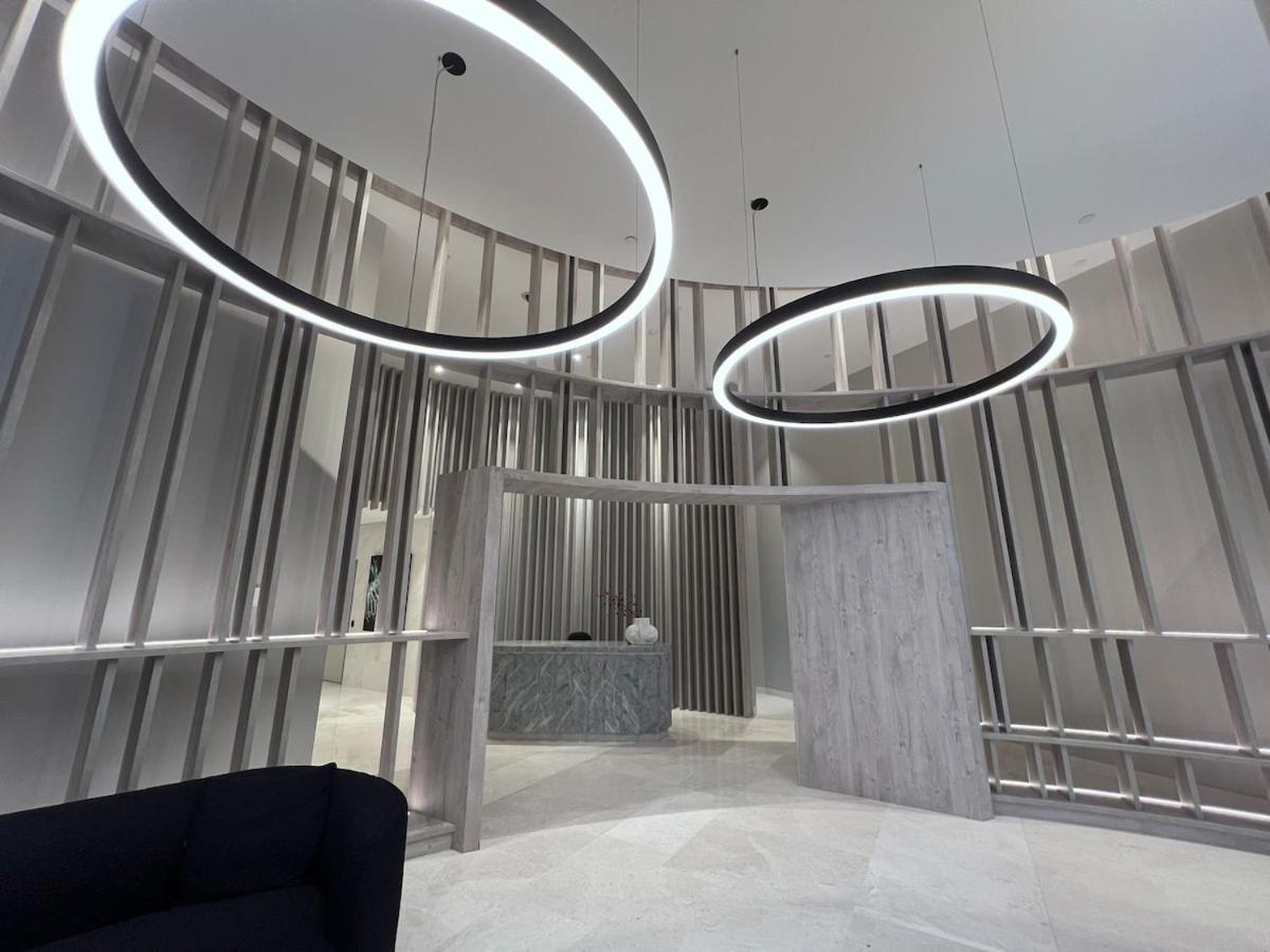 Apartment Velvet Dusk - Lv 29 Above The New Star Casino In Bne's New Land Building, Free Carpark Available For Long Bookings *