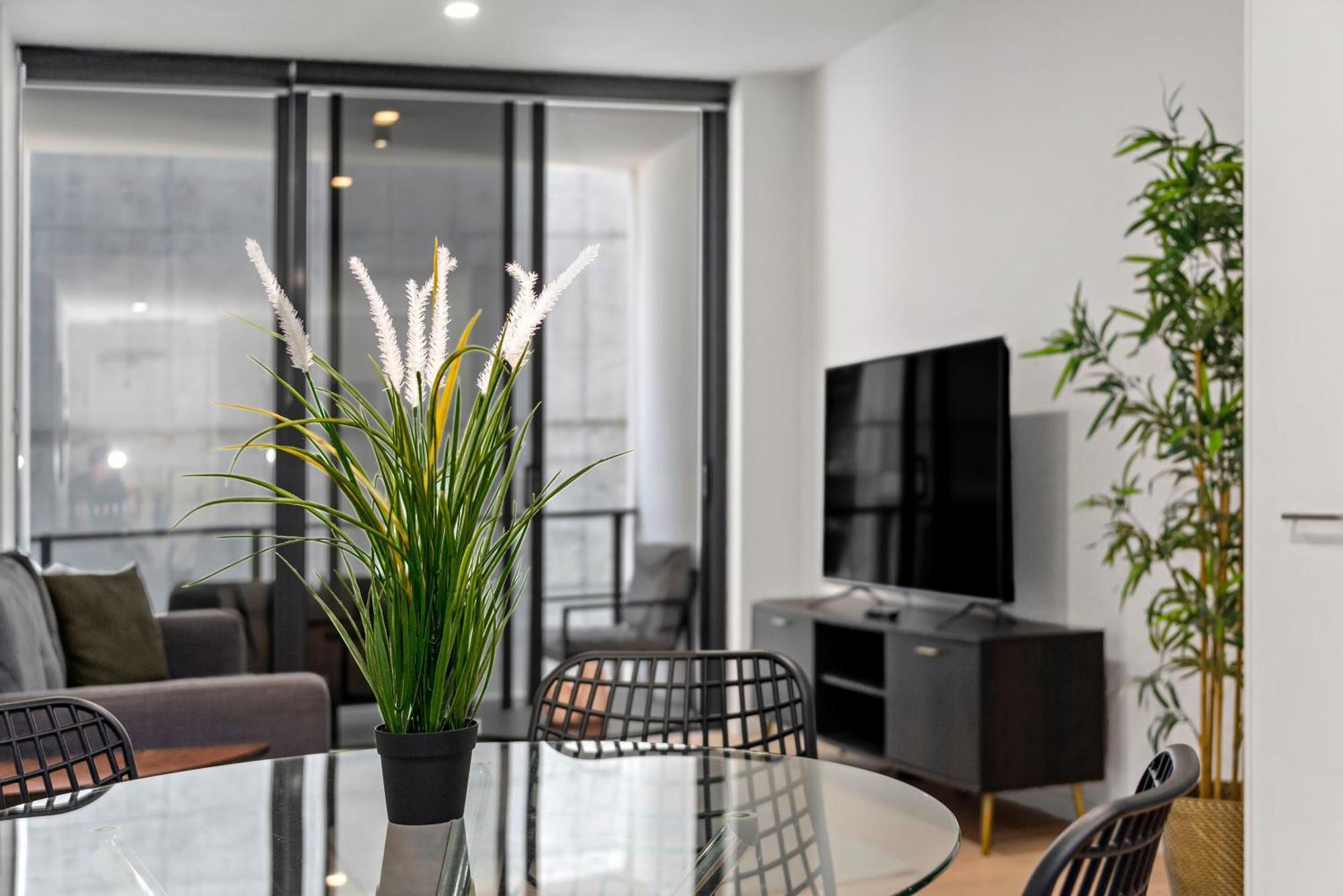 Stylish With King Bed, Gym, Pool *