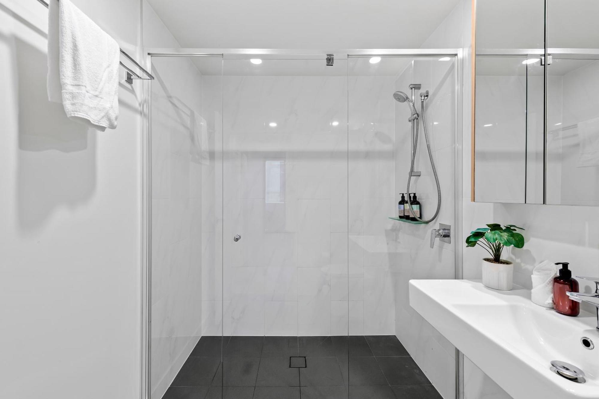 Apartment Stylish With King Bed, Gym, Pool