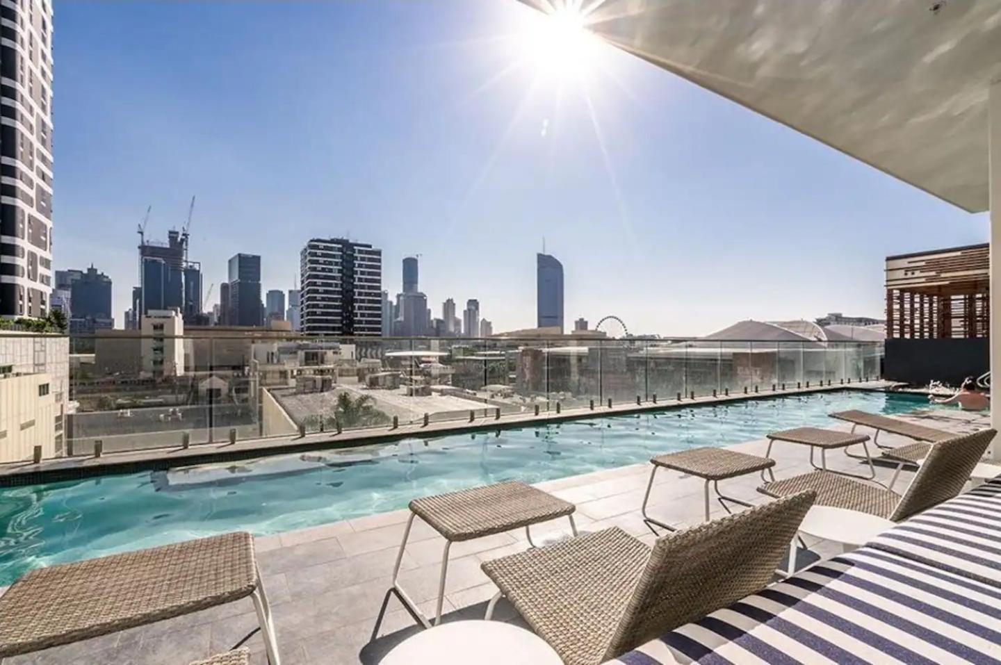 Sunset Views With Location, King Bed, Pool, Gym Apartment Brisbane